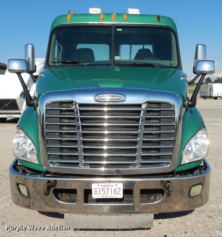 image for item DL3358 2010 Freightliner Cascadia 113  semi truck