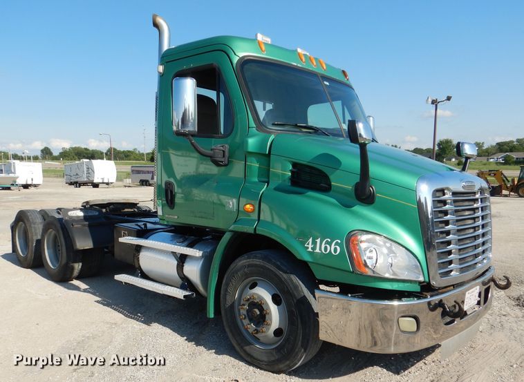 image for item DL3358 2010 Freightliner Cascadia 113  semi truck