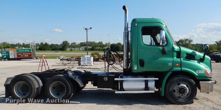 image for item DL3358 2010 Freightliner Cascadia 113  semi truck