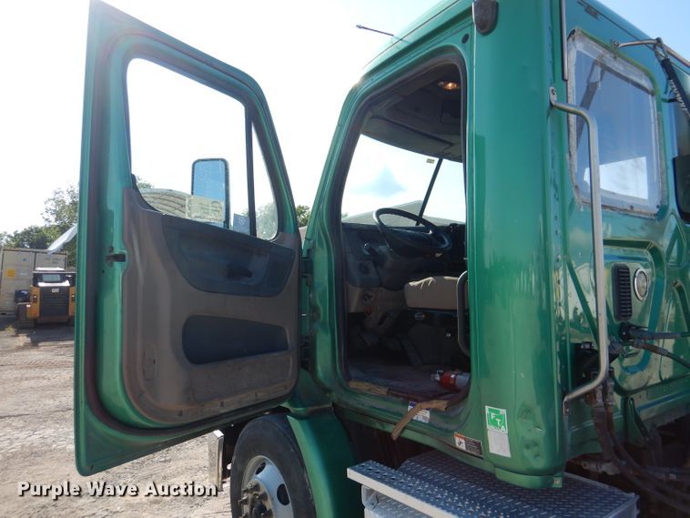 image for item DL3358 2010 Freightliner Cascadia 113  semi truck