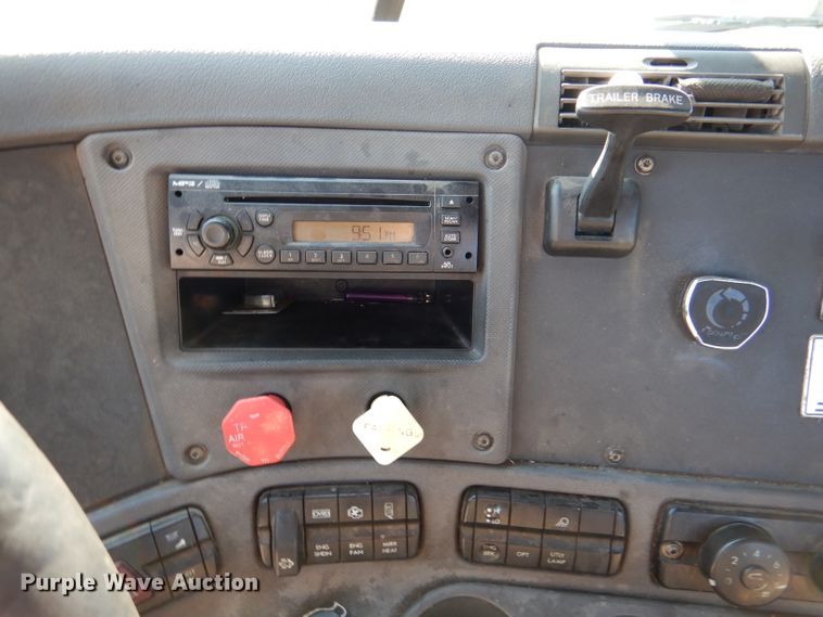 image for item DL3358 2010 Freightliner Cascadia 113  semi truck