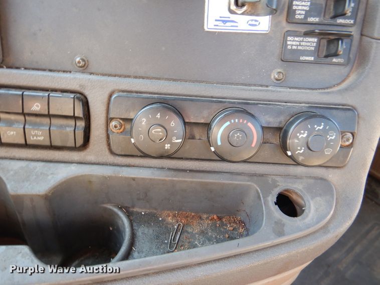 image for item DL3358 2010 Freightliner Cascadia 113  semi truck