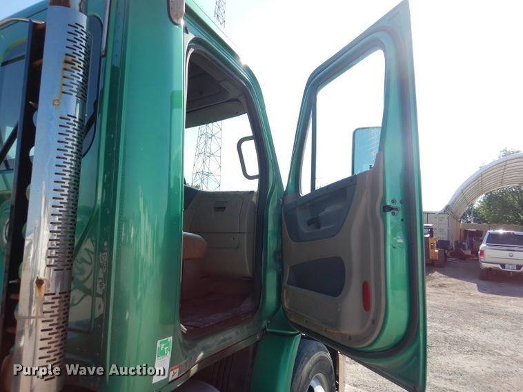 image for item DL3358 2010 Freightliner Cascadia 113  semi truck