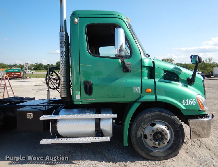 image for item DL3358 2010 Freightliner Cascadia 113  semi truck