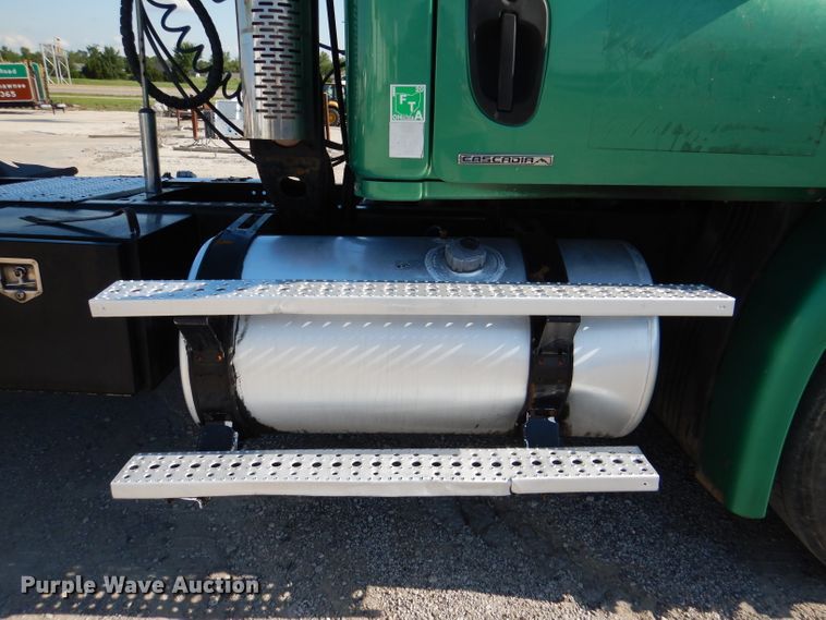 image for item DL3358 2010 Freightliner Cascadia 113  semi truck