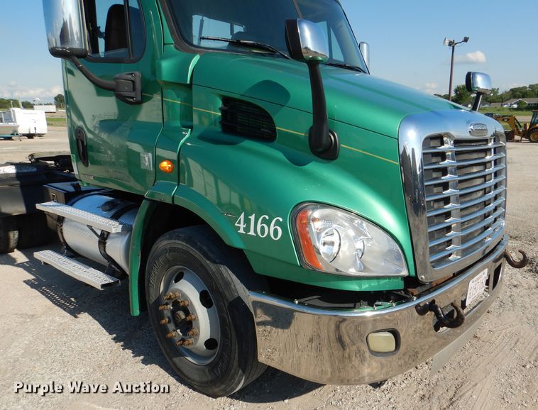 image for item DL3358 2010 Freightliner Cascadia 113  semi truck