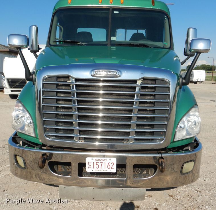 image for item DL3358 2010 Freightliner Cascadia 113  semi truck