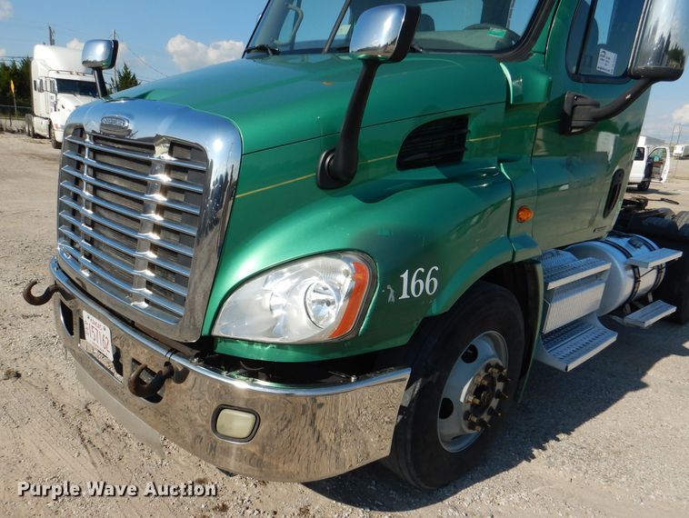 image for item DL3358 2010 Freightliner Cascadia 113  semi truck