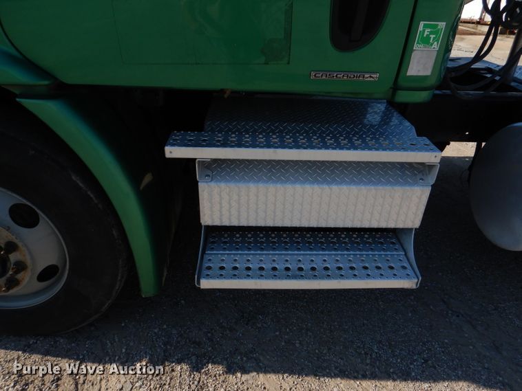 image for item DL3358 2010 Freightliner Cascadia 113  semi truck