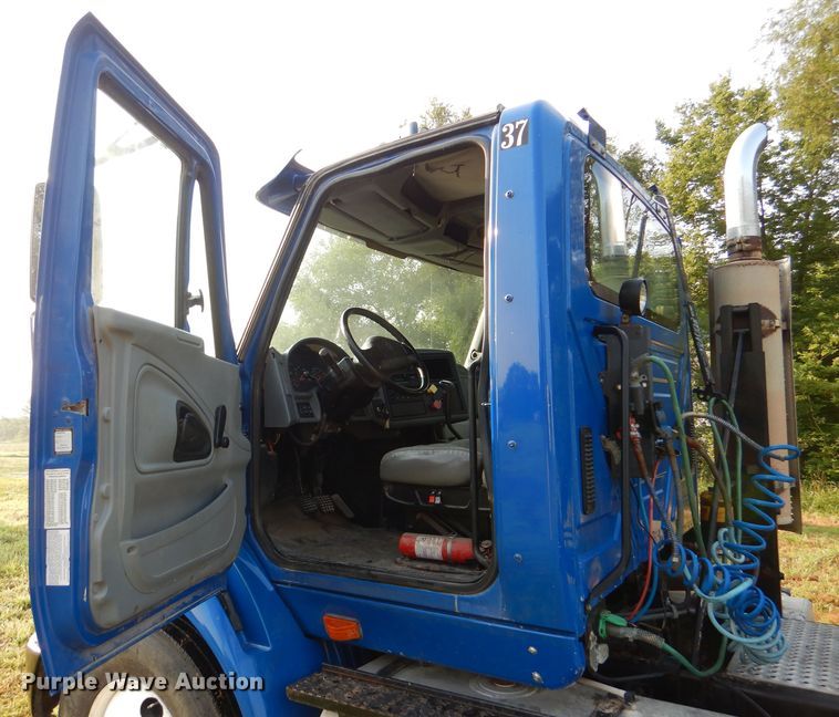 image for item DL3428 2003 International 8600  semi truck