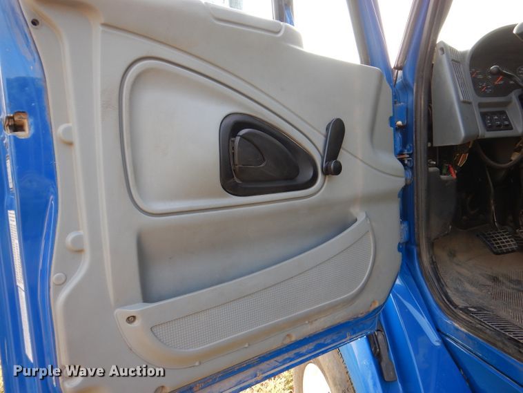 image for item DL3428 2003 International 8600  semi truck