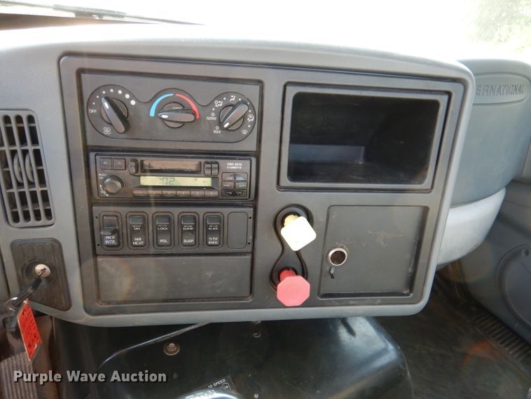 image for item DL3428 2003 International 8600  semi truck