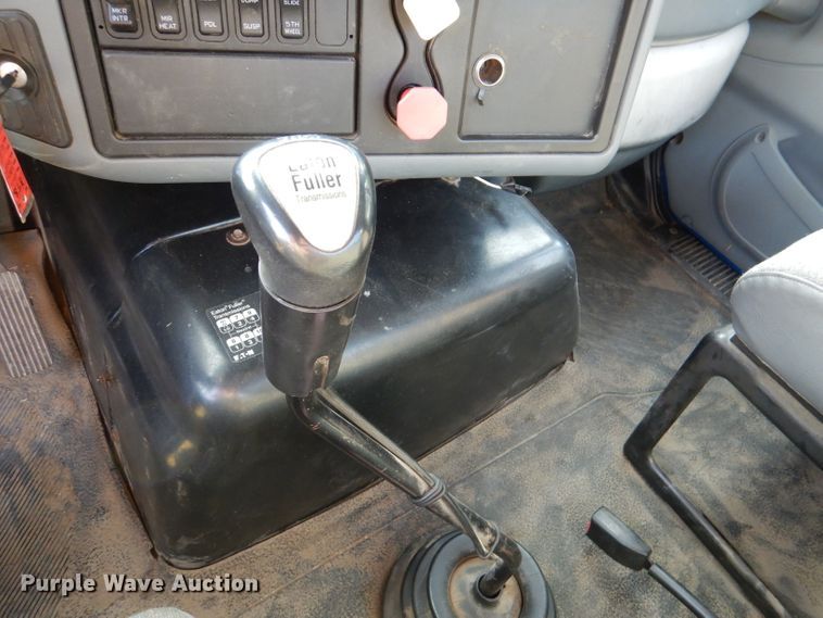 image for item DL3428 2003 International 8600  semi truck