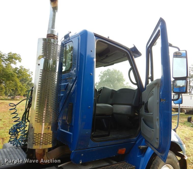 image for item DL3428 2003 International 8600  semi truck