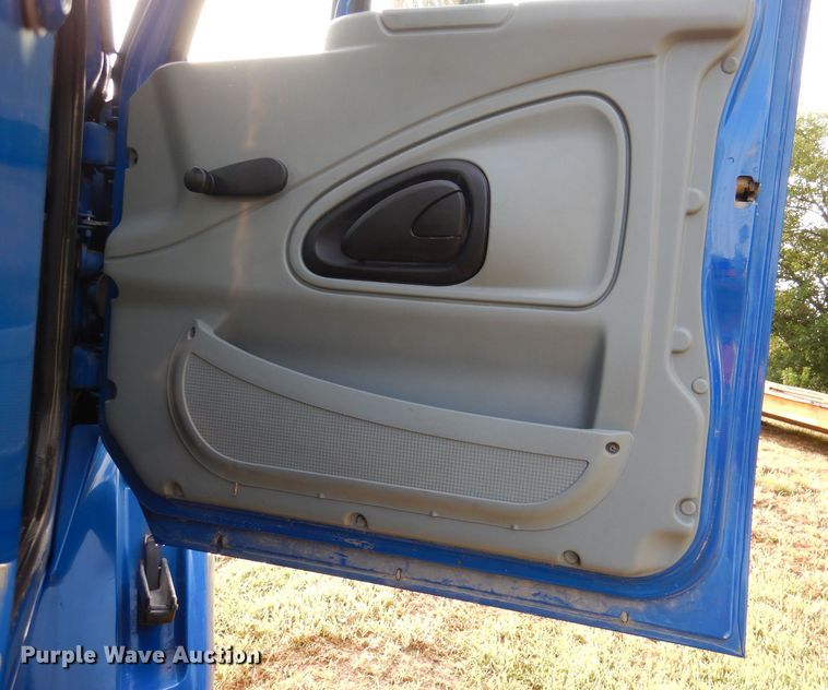 image for item DL3428 2003 International 8600  semi truck