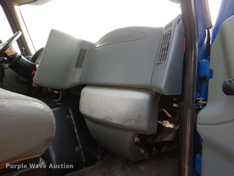 image for item DL3428 2003 International 8600  semi truck