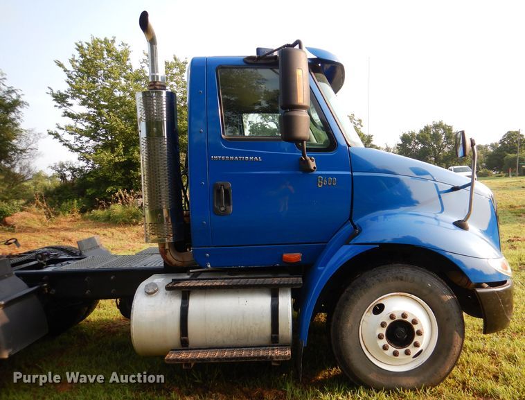 image for item DL3428 2003 International 8600  semi truck