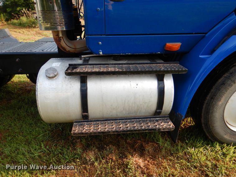 image for item DL3428 2003 International 8600  semi truck