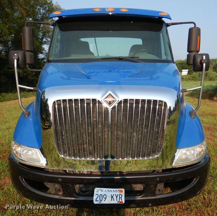 image for item DL3428 2003 International 8600  semi truck