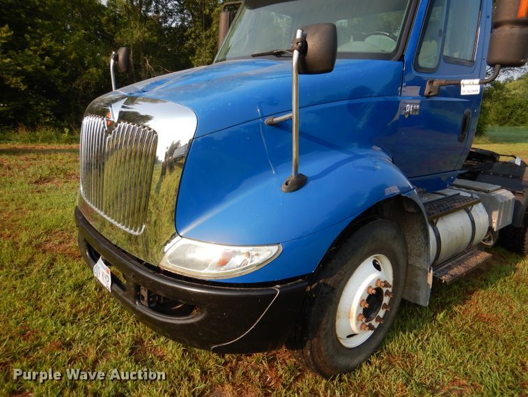 image for item DL3428 2003 International 8600  semi truck
