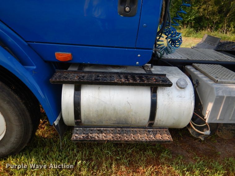 image for item DL3428 2003 International 8600  semi truck