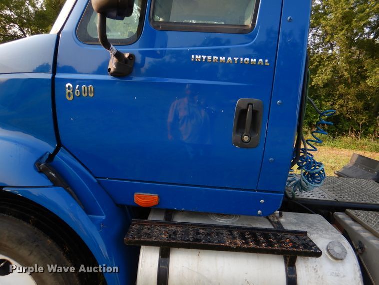 image for item DL3428 2003 International 8600  semi truck