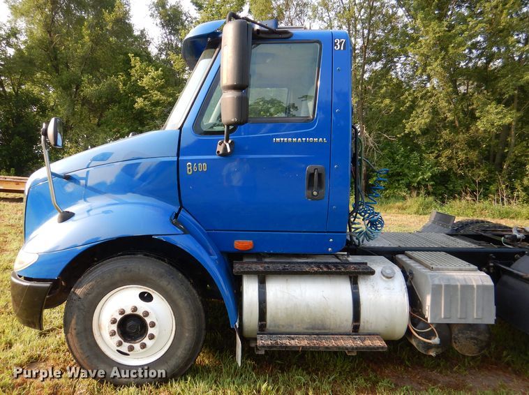 image for item DL3428 2003 International 8600  semi truck