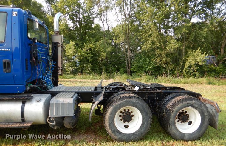 image for item DL3428 2003 International 8600  semi truck