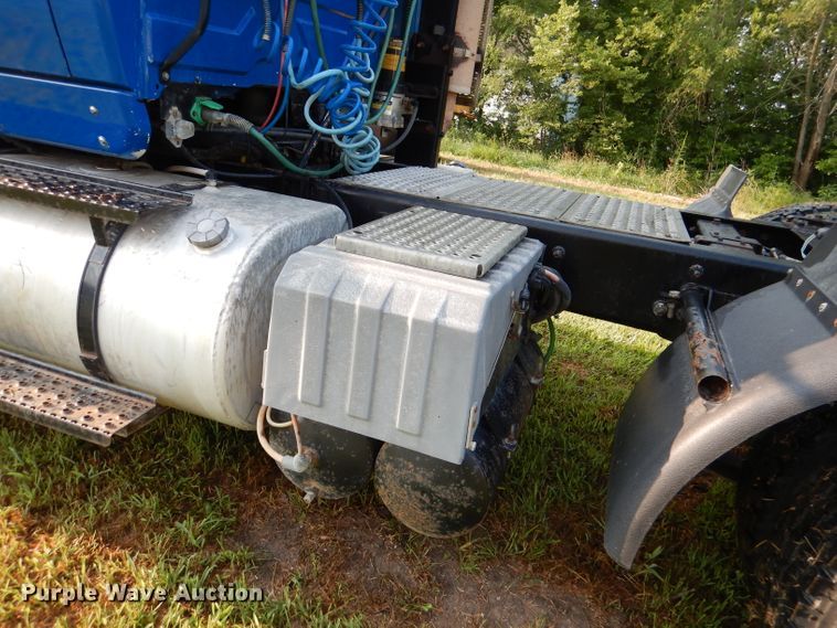 image for item DL3428 2003 International 8600  semi truck