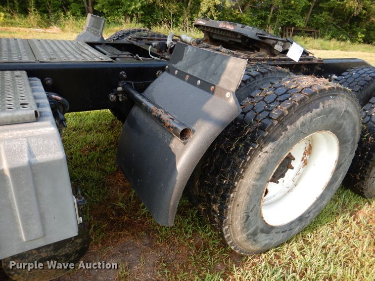 image for item DL3428 2003 International 8600  semi truck