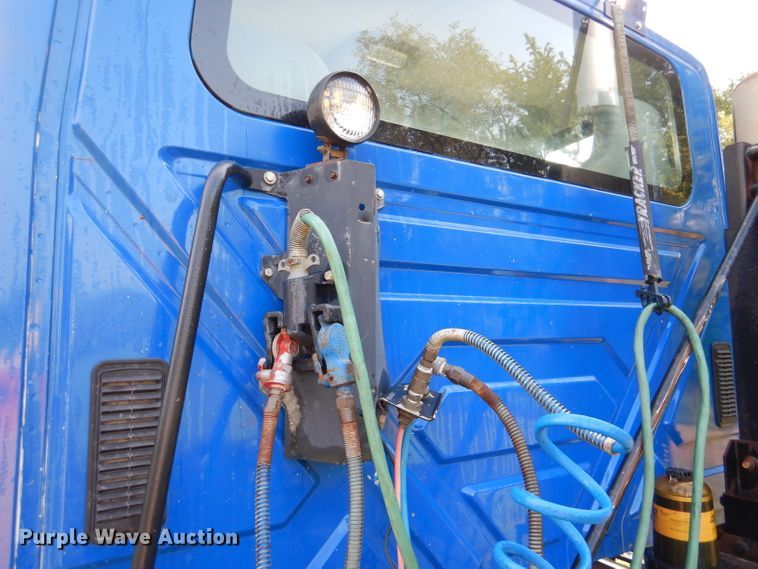 image for item DL3428 2003 International 8600  semi truck