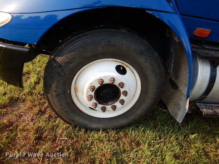 image for item DL3428 2003 International 8600  semi truck