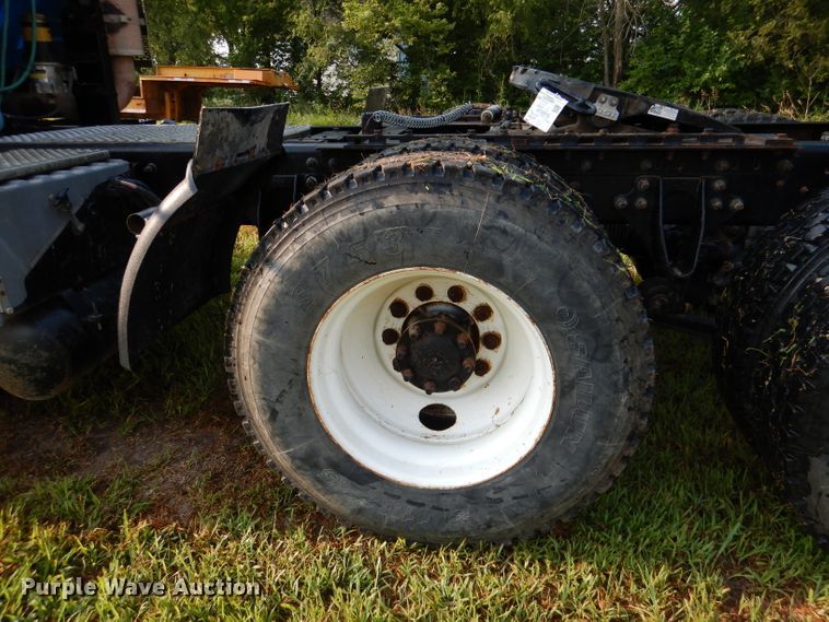 image for item DL3428 2003 International 8600  semi truck