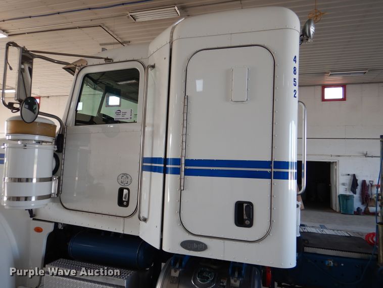 image for item DL3454 2009 Peterbilt 367  semi truck