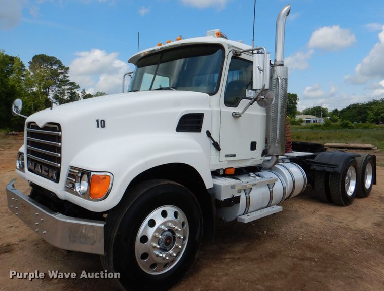 image for item DM3898 2006 Mack CV713  semi truck