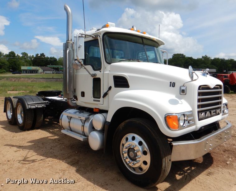image for item DM3898 2006 Mack CV713  semi truck