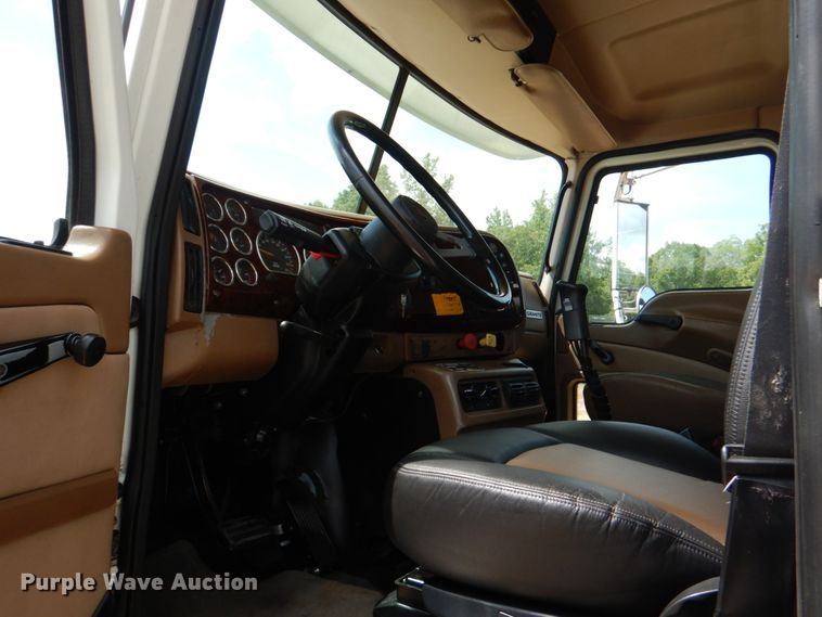 image for item DM3898 2006 Mack CV713  semi truck