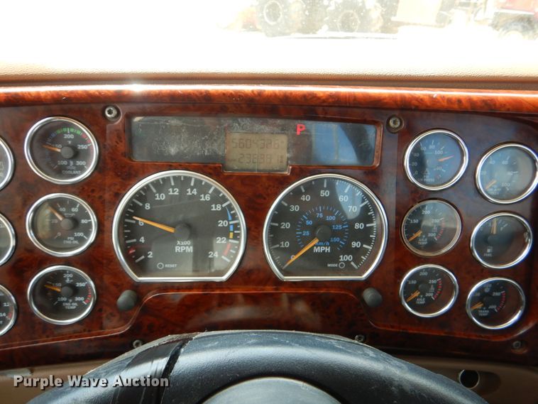 image for item DM3898 2006 Mack CV713  semi truck