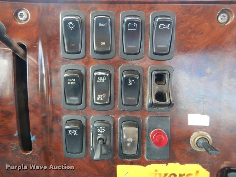 image for item DM3898 2006 Mack CV713  semi truck