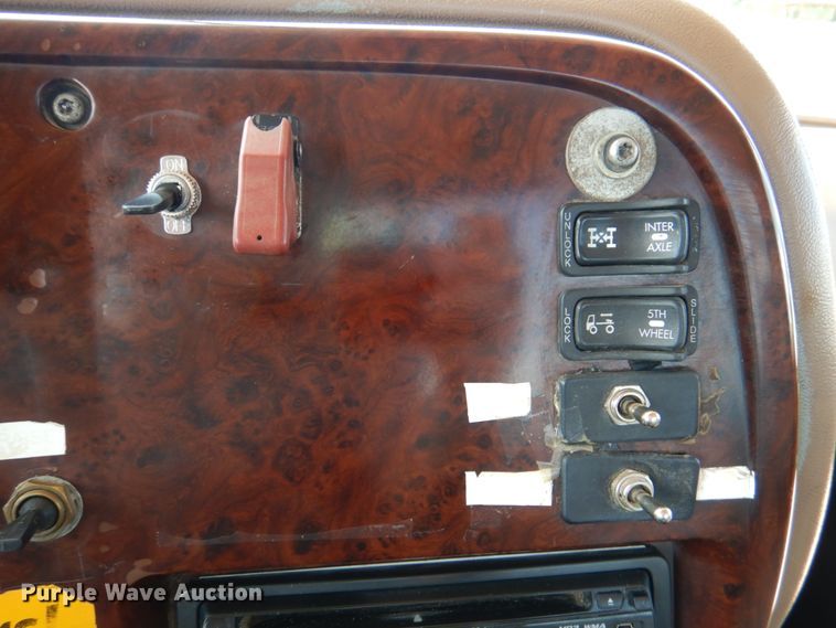 image for item DM3898 2006 Mack CV713  semi truck