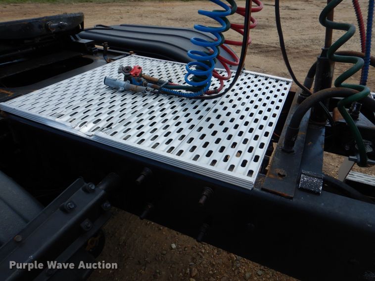 image for item DM3898 2006 Mack CV713  semi truck