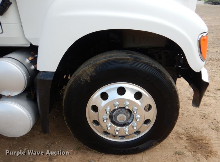 image for item DM3898 2006 Mack CV713  semi truck