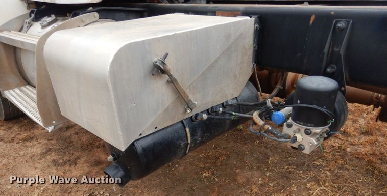 image for item DM6267 2011 Peterbilt 337  truck cab and chassis