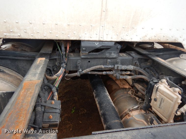 image for item DM6267 2011 Peterbilt 337  truck cab and chassis