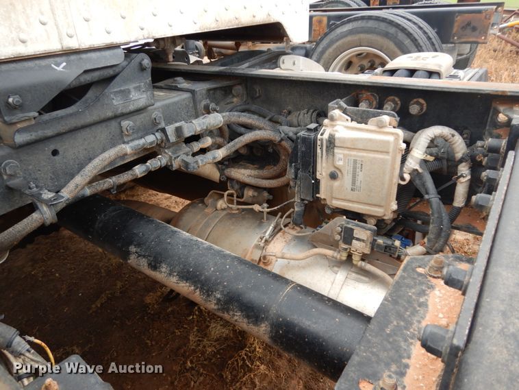 image for item DM6267 2011 Peterbilt 337  truck cab and chassis