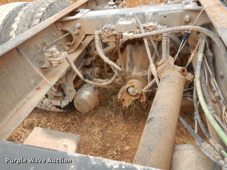 image for item DM6267 2011 Peterbilt 337  truck cab and chassis