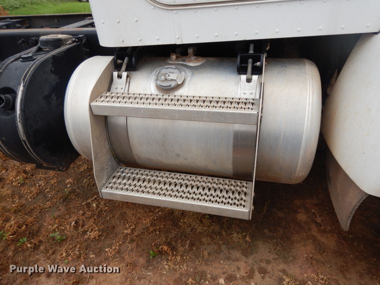 image for item DM6267 2011 Peterbilt 337  truck cab and chassis