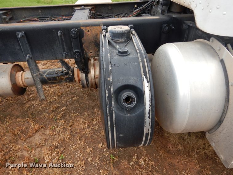 image for item DM6267 2011 Peterbilt 337  truck cab and chassis