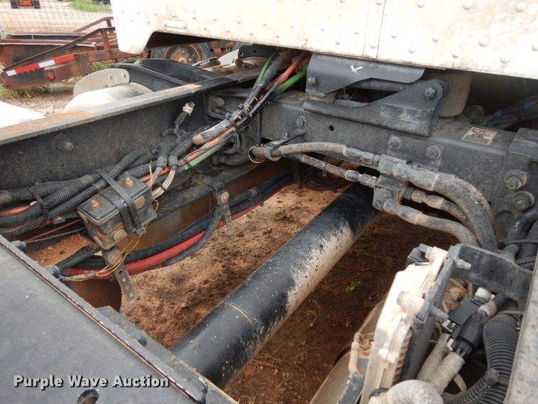 image for item DM6267 2011 Peterbilt 337  truck cab and chassis