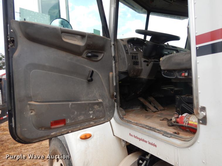 image for item DM6267 2011 Peterbilt 337  truck cab and chassis